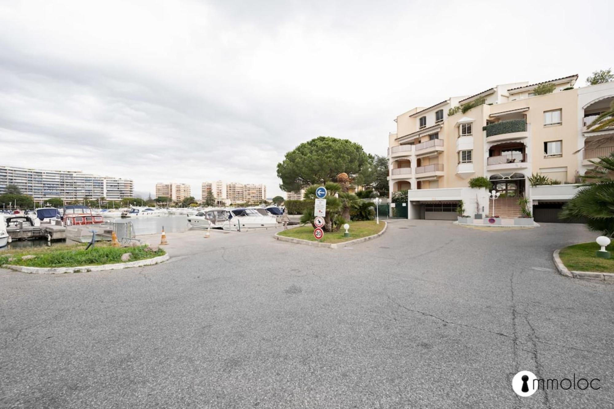 Spacious Apartment With Pool Located In The Marina Of Mandelieu Екстериор снимка