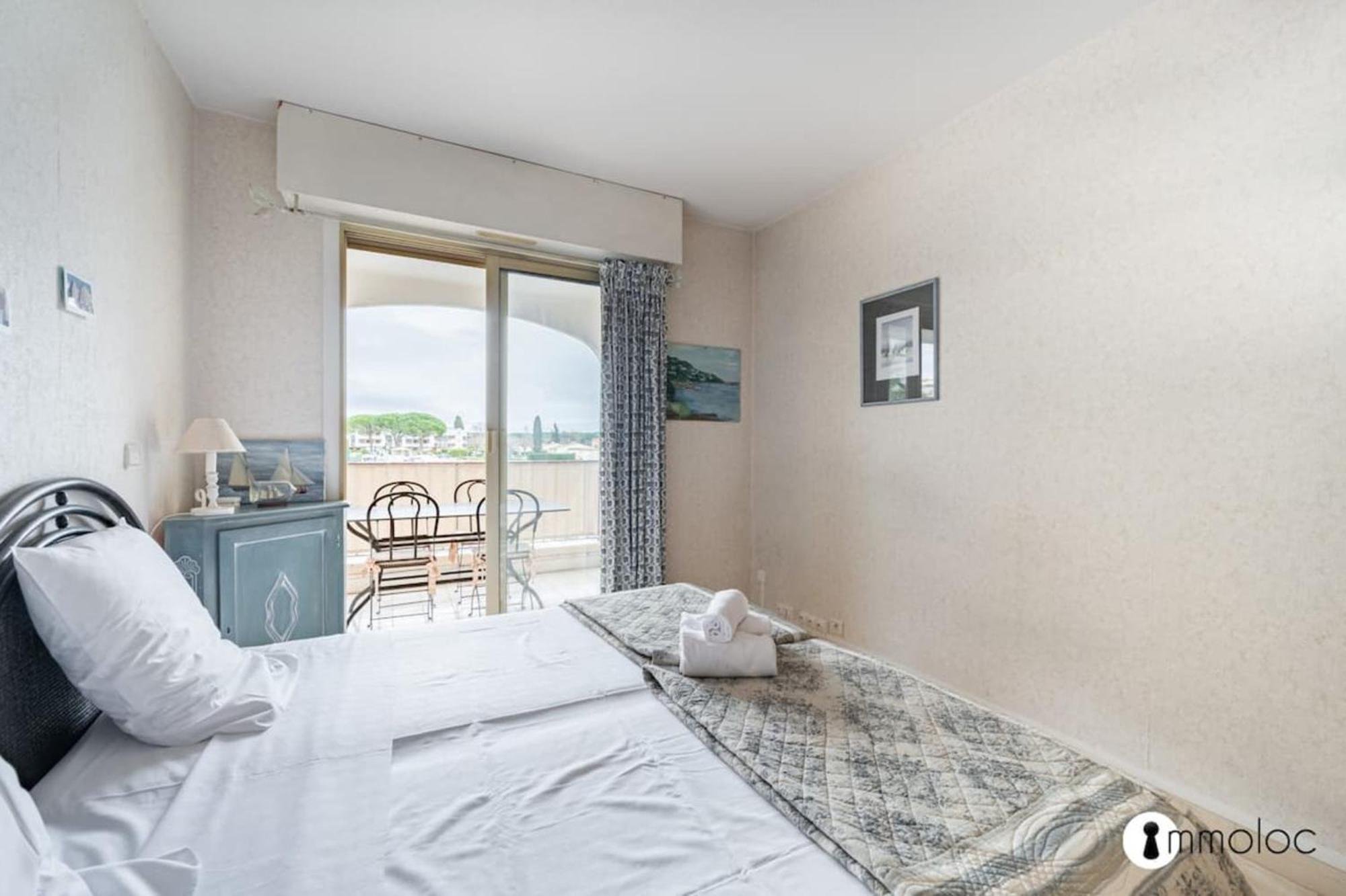 Spacious Apartment With Pool Located In The Marina Of Mandelieu Екстериор снимка