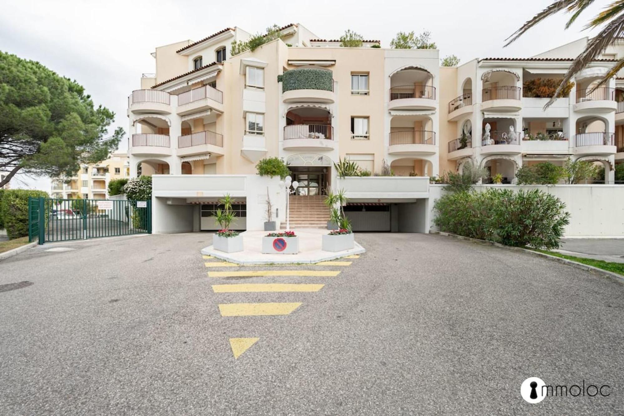 Spacious Apartment With Pool Located In The Marina Of Mandelieu Екстериор снимка